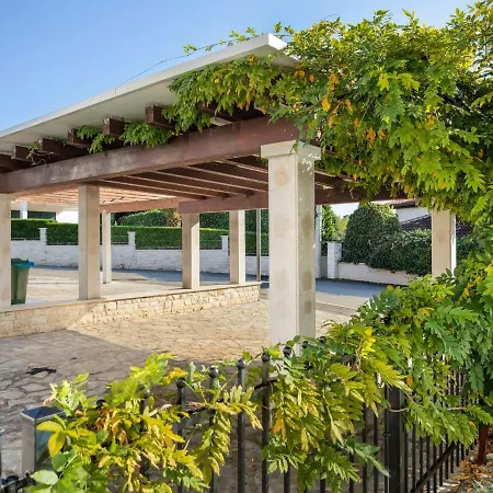 Holiday home Front By Interhome