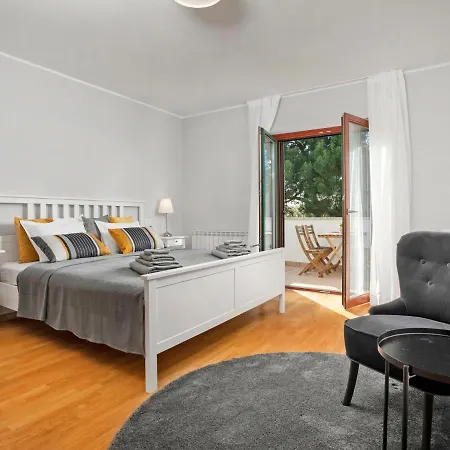 Front By Interhome *